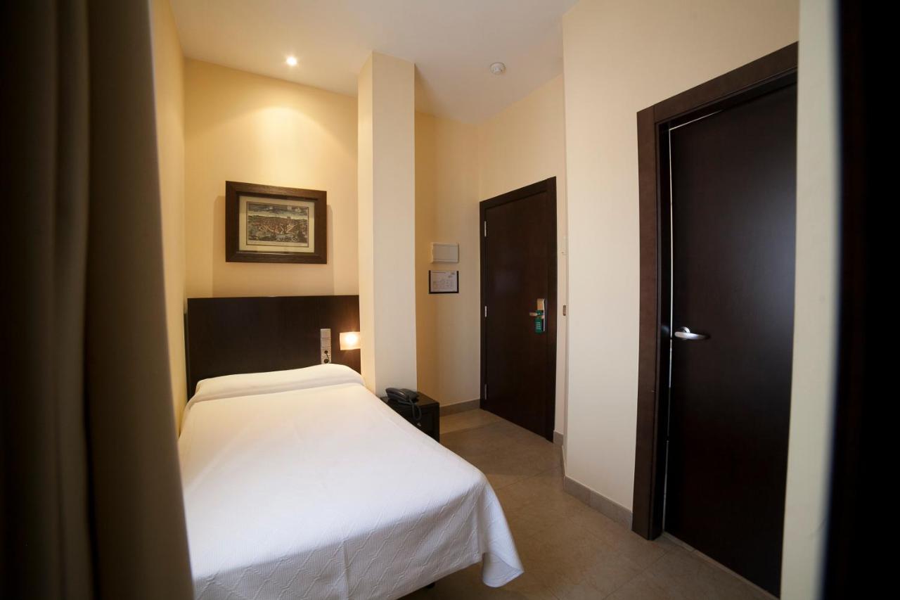 Hotel El Meson Torrijos Luaran gambar